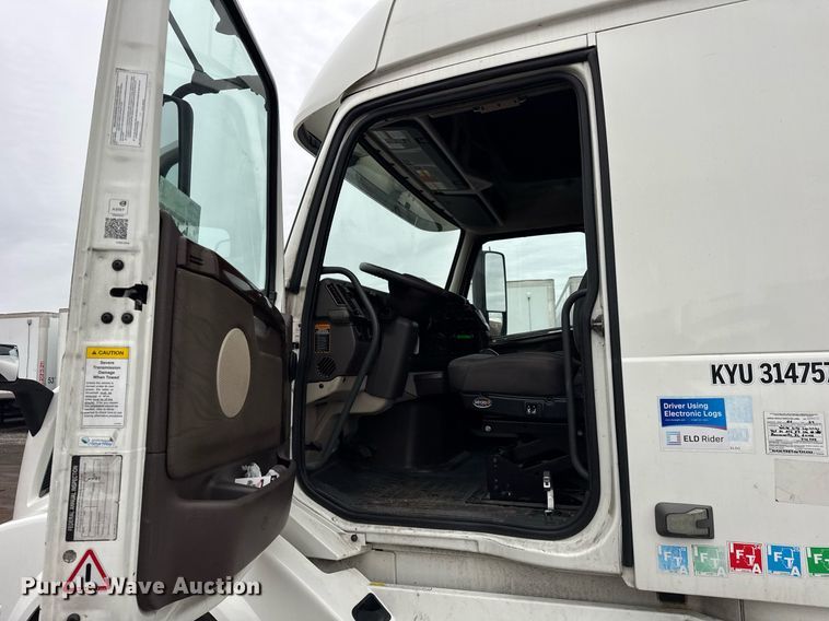 image for item DU3440 2017 Volvo VN semi truck