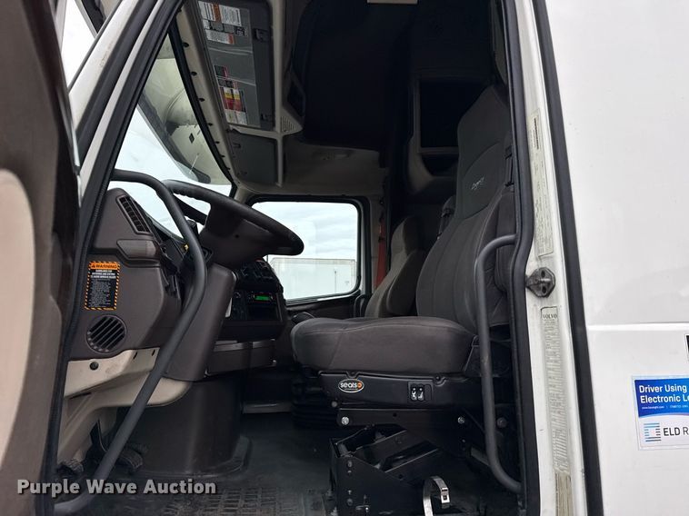 image for item DU3440 2017 Volvo VN semi truck