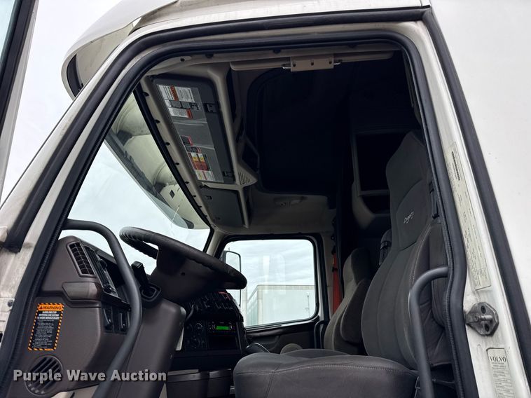 image for item DU3440 2017 Volvo VN semi truck