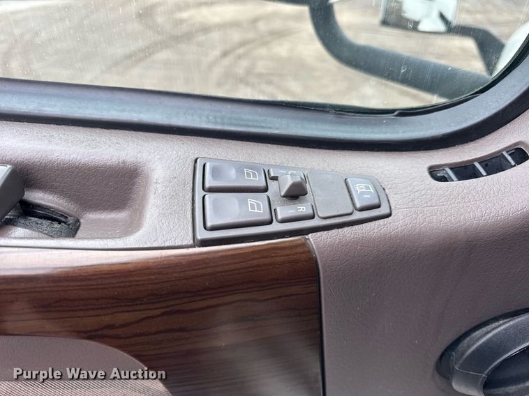 image for item DU3440 2017 Volvo VN semi truck