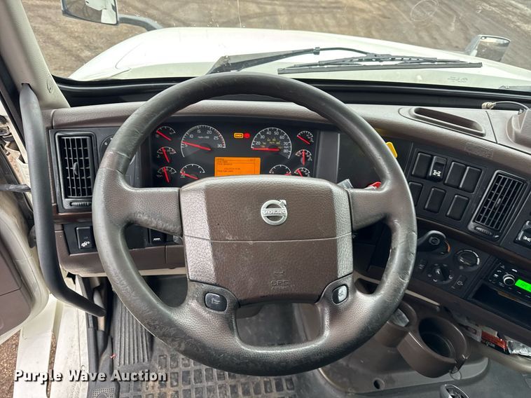 image for item DU3440 2017 Volvo VN semi truck