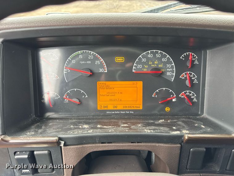 image for item DU3440 2017 Volvo VN semi truck