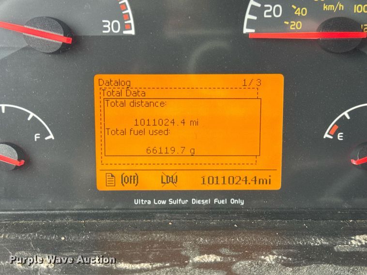 image for item DU3440 2017 Volvo VN semi truck