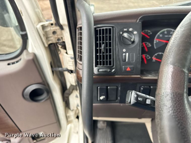 image for item DU3440 2017 Volvo VN semi truck