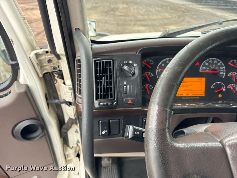 image for item DU3440 2017 Volvo VN semi truck