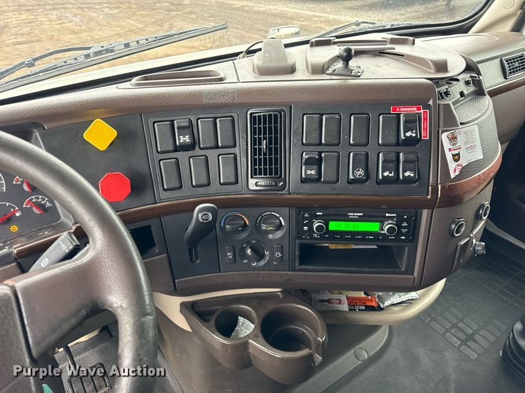 image for item DU3440 2017 Volvo VN semi truck