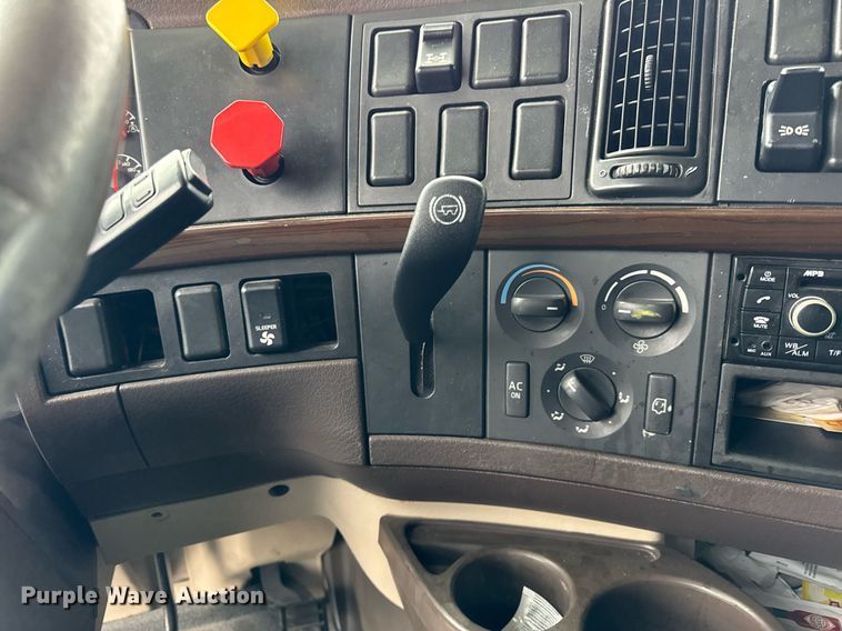 image for item DU3440 2017 Volvo VN semi truck