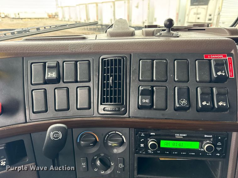 image for item DU3440 2017 Volvo VN semi truck