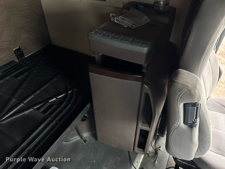 image for item DU3440 2017 Volvo VN semi truck