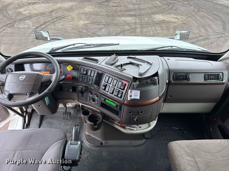 image for item DU3440 2017 Volvo VN semi truck