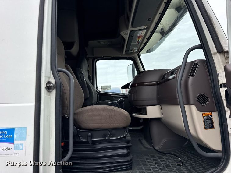 image for item DU3440 2017 Volvo VN semi truck