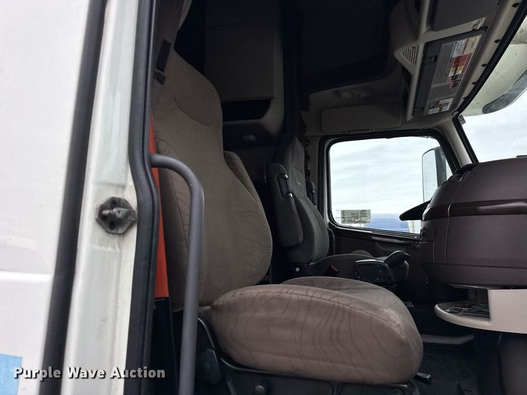 image for item DU3440 2017 Volvo VN semi truck