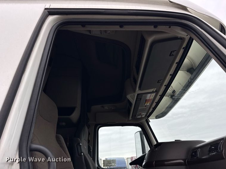 image for item DU3440 2017 Volvo VN semi truck