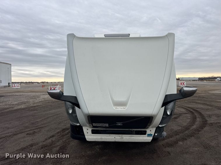 image for item DU3440 2017 Volvo VN semi truck