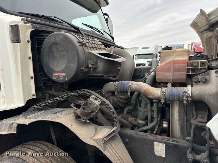 image for item DU3440 2017 Volvo VN semi truck