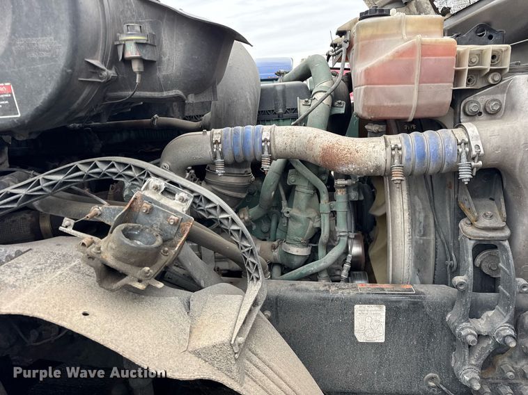 image for item DU3440 2017 Volvo VN semi truck