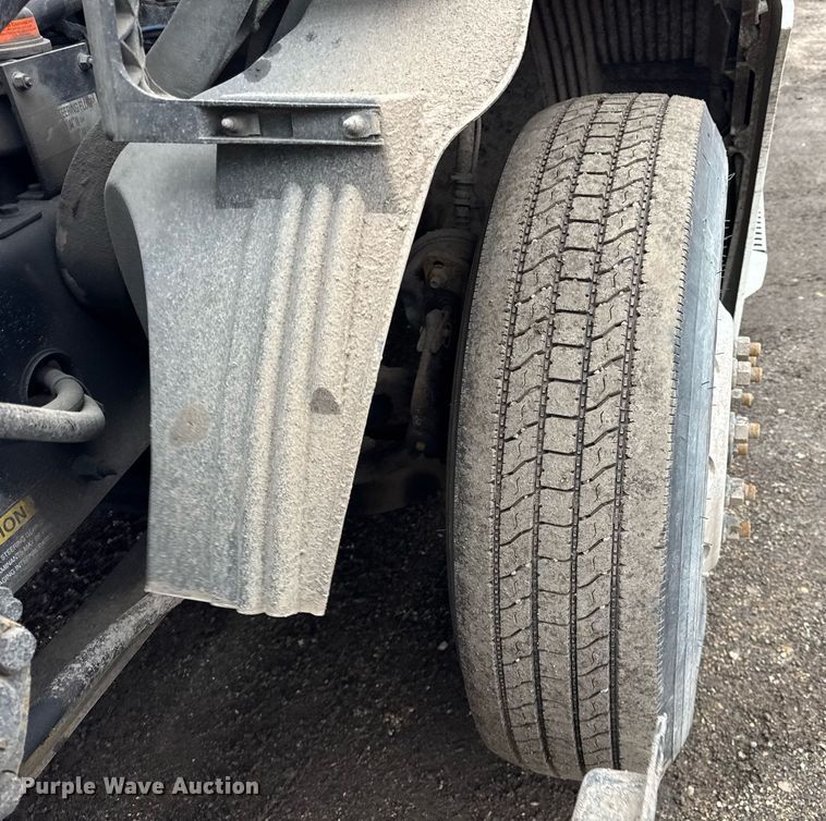 image for item DU3440 2017 Volvo VN semi truck