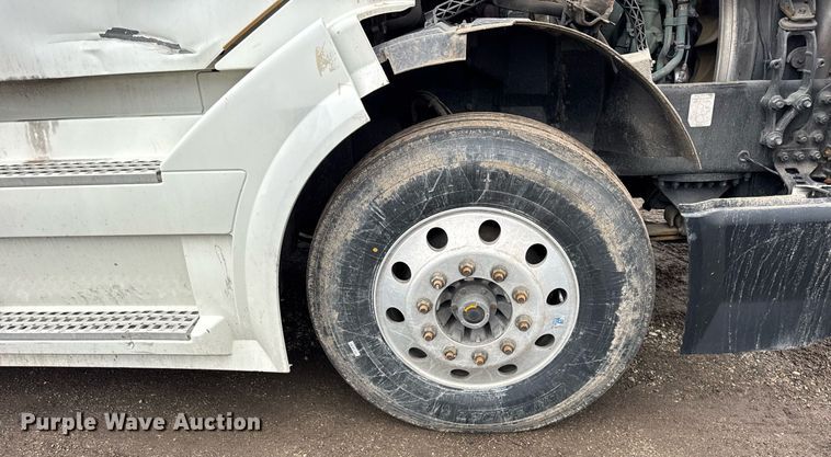 image for item DU3440 2017 Volvo VN semi truck