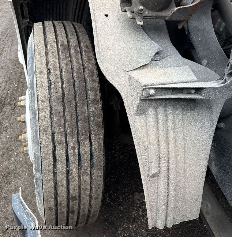 image for item DU3440 2017 Volvo VN semi truck