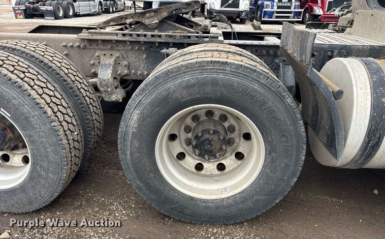 image for item DU3440 2017 Volvo VN semi truck