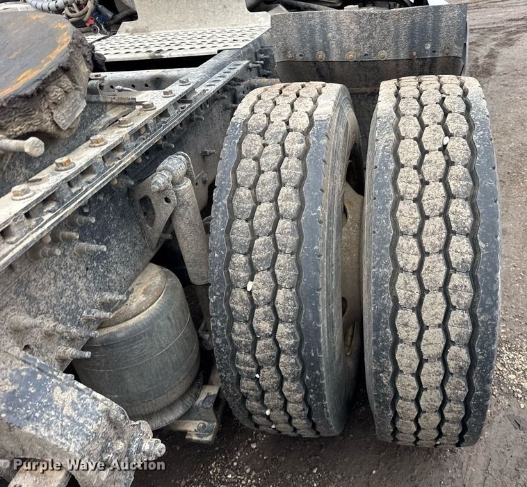 image for item DU3440 2017 Volvo VN semi truck