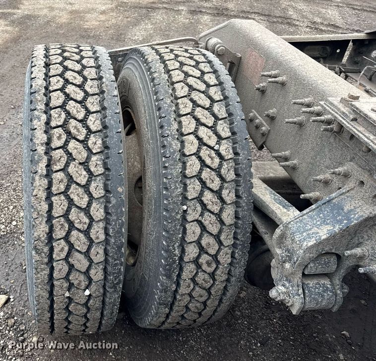 image for item DU3440 2017 Volvo VN semi truck