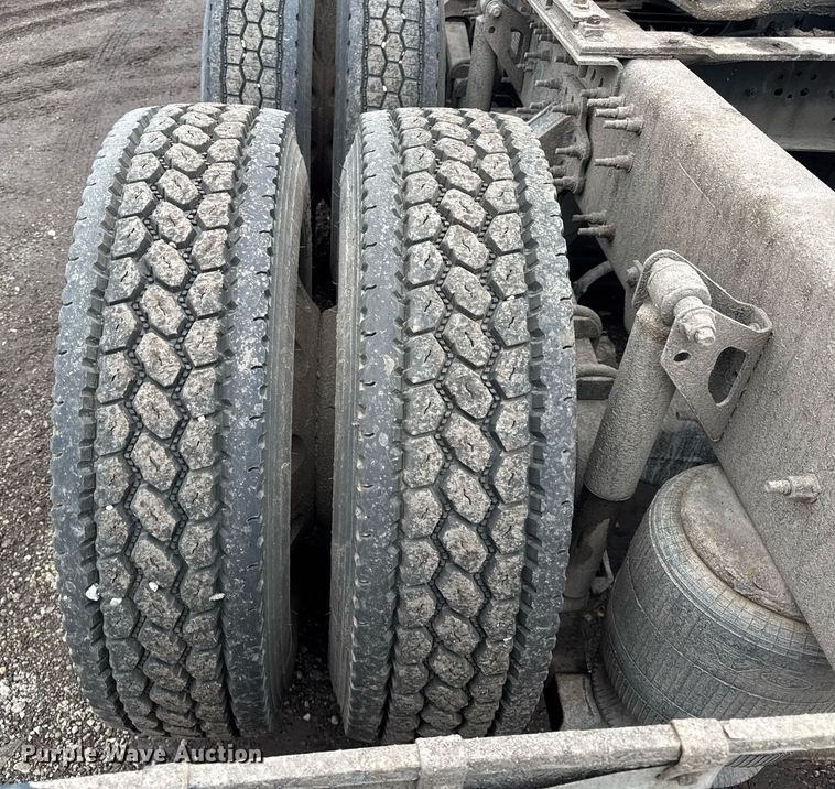 image for item DU3440 2017 Volvo VN semi truck