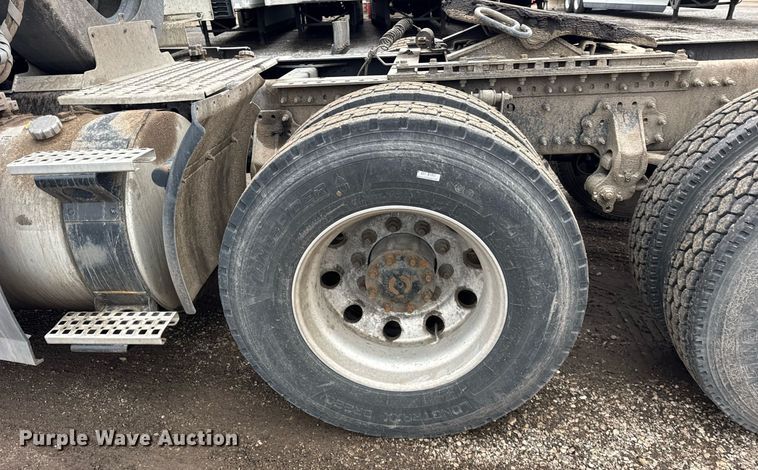 image for item DU3440 2017 Volvo VN semi truck