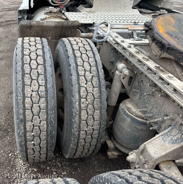 image for item DU3440 2017 Volvo VN semi truck