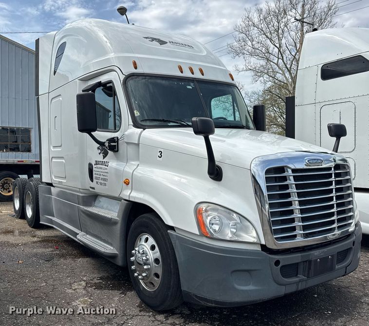 image for item DU3467 2018 Freightliner Cascadia semi truck