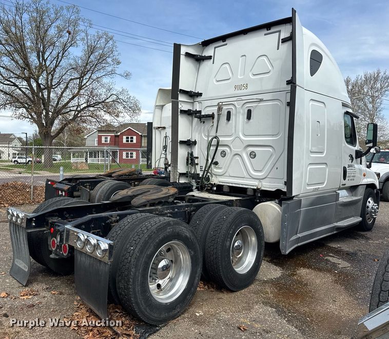 image for item DU3467 2018 Freightliner Cascadia semi truck
