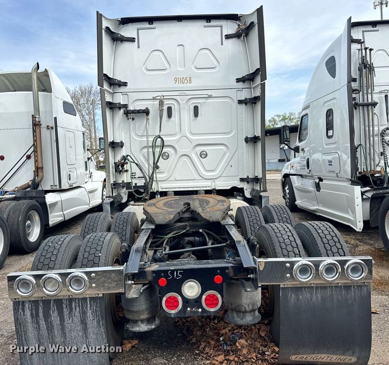 image for item DU3467 2018 Freightliner Cascadia semi truck