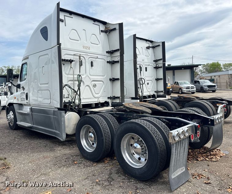image for item DU3467 2018 Freightliner Cascadia semi truck