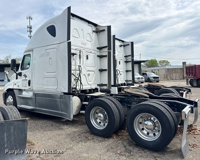 image for item DU3467 2018 Freightliner Cascadia semi truck