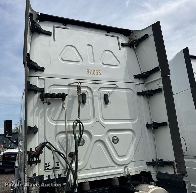 image for item DU3467 2018 Freightliner Cascadia semi truck