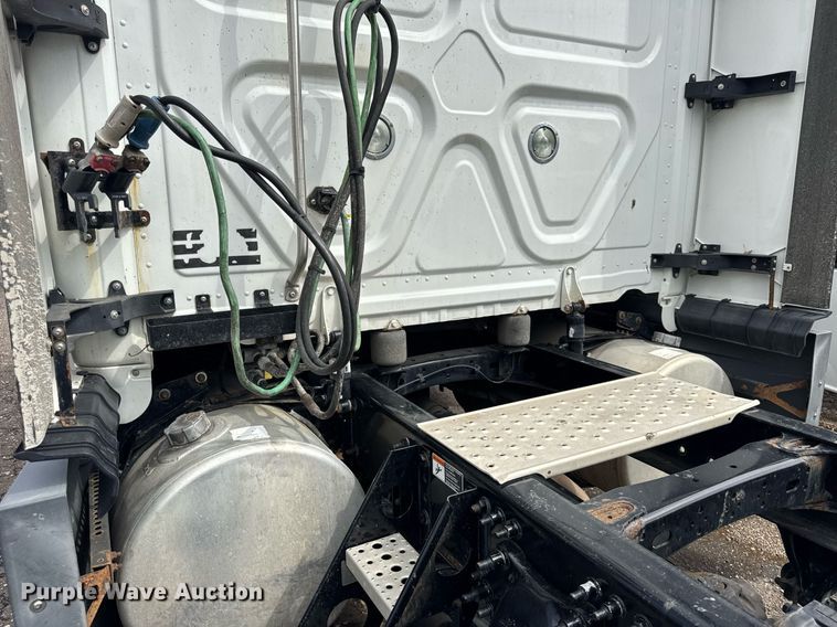 image for item DU3467 2018 Freightliner Cascadia semi truck