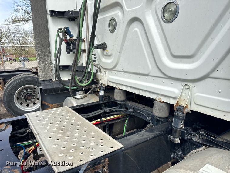 image for item DU3467 2018 Freightliner Cascadia semi truck