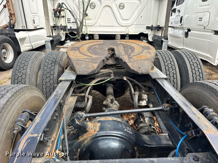 image for item DU3467 2018 Freightliner Cascadia semi truck