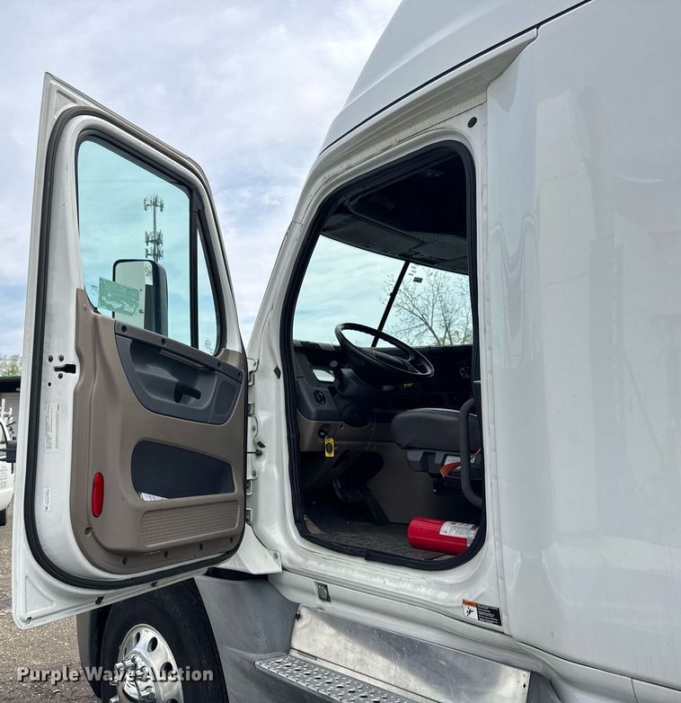 image for item DU3467 2018 Freightliner Cascadia semi truck