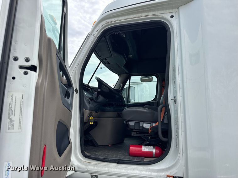 image for item DU3467 2018 Freightliner Cascadia semi truck