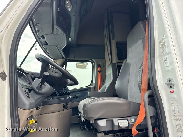 image for item DU3467 2018 Freightliner Cascadia semi truck