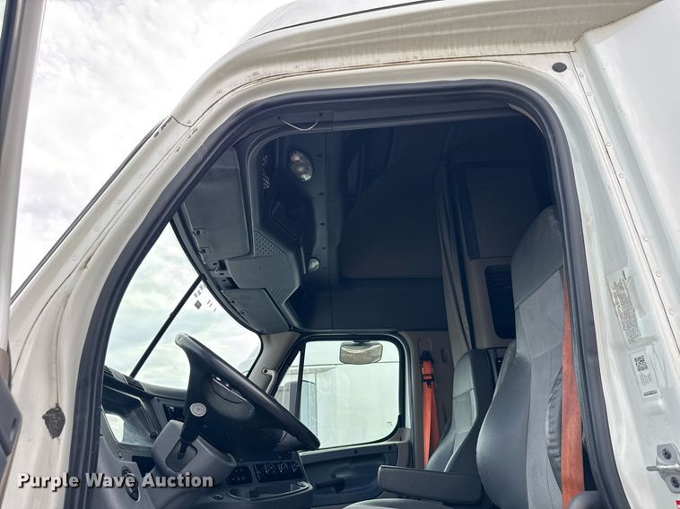 image for item DU3467 2018 Freightliner Cascadia semi truck