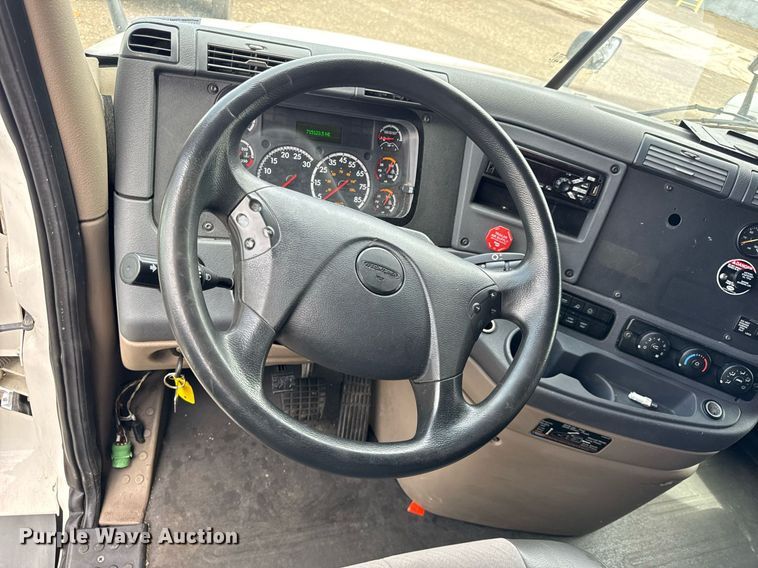 image for item DU3467 2018 Freightliner Cascadia semi truck