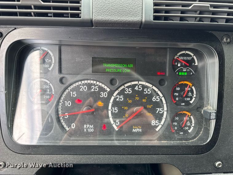 image for item DU3467 2018 Freightliner Cascadia semi truck