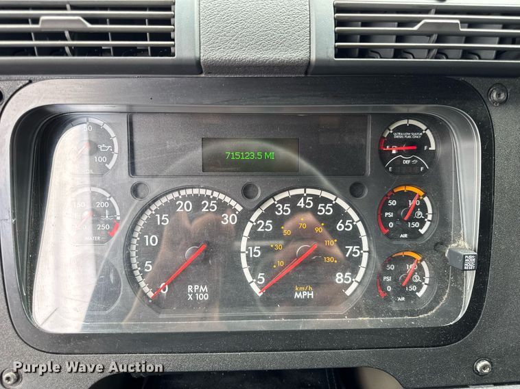 image for item DU3467 2018 Freightliner Cascadia semi truck