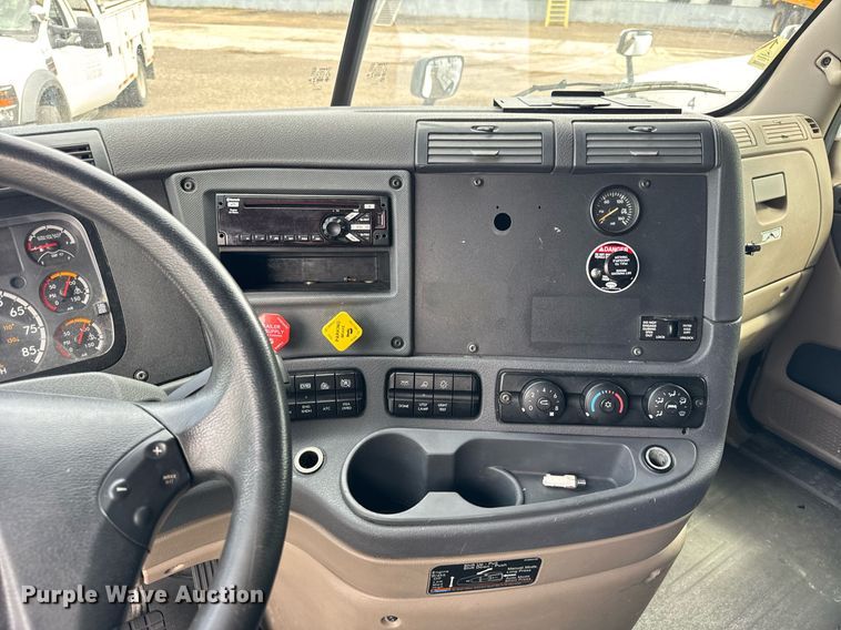 image for item DU3467 2018 Freightliner Cascadia semi truck