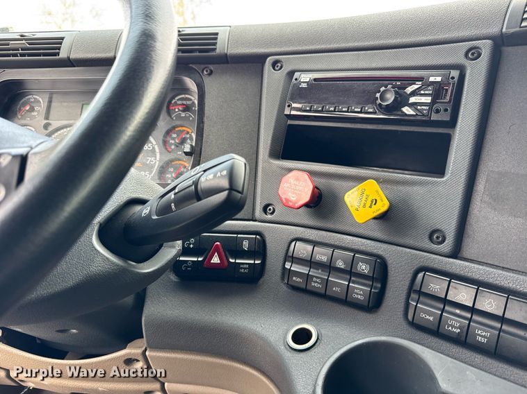 image for item DU3467 2018 Freightliner Cascadia semi truck