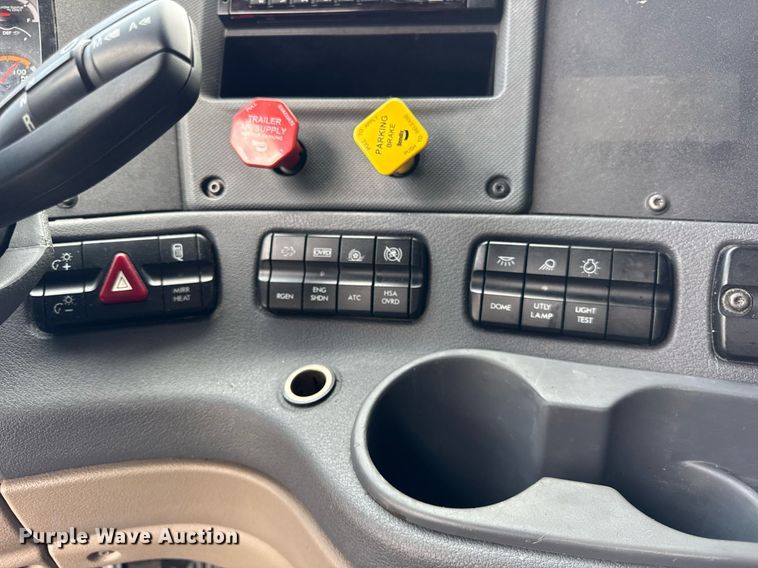 image for item DU3467 2018 Freightliner Cascadia semi truck