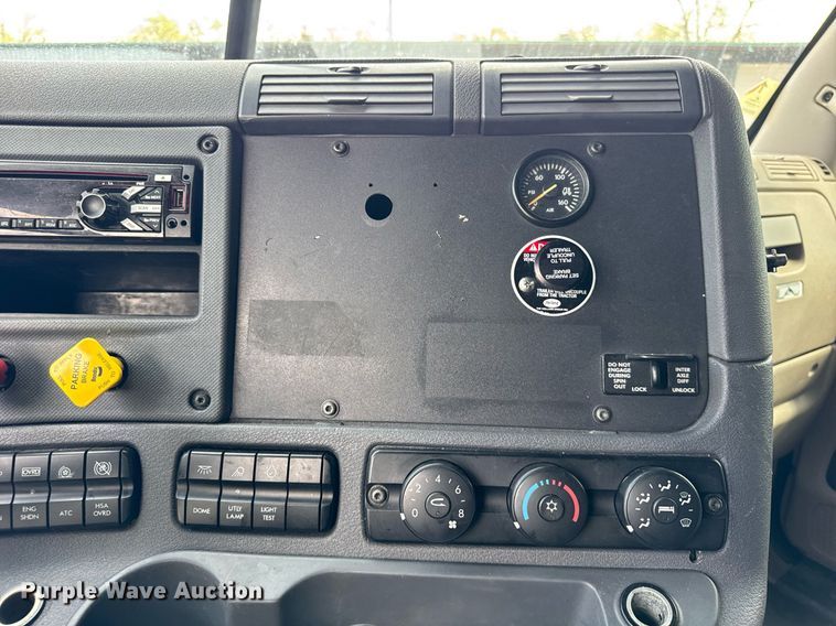 image for item DU3467 2018 Freightliner Cascadia semi truck