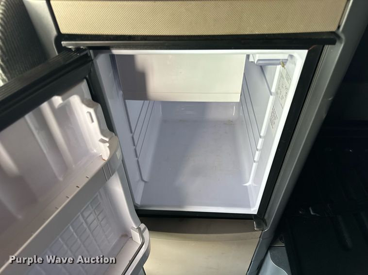 image for item DU3467 2018 Freightliner Cascadia semi truck